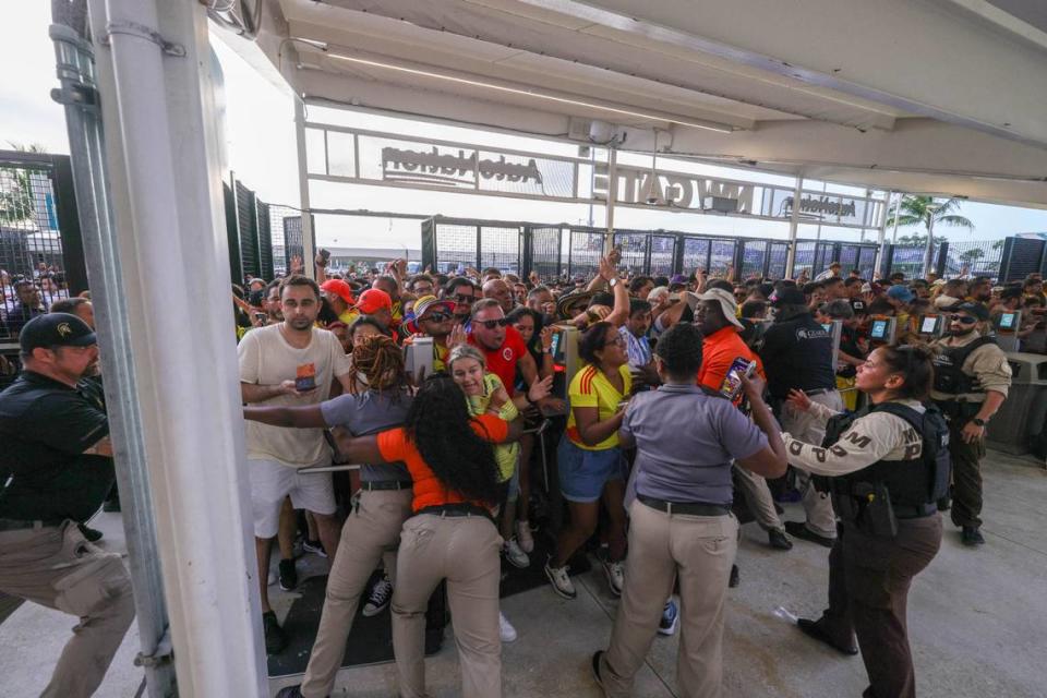 14 de julio de 2024; Miami, FL, EE.UU.; Aficionados se abalanzan hacia las puertas antes del partido final de la Copa América entre Argentina y Colombia en el Hard Rock Stadium. Crédito obligatorio: Nathan Ray Seebeck-USA TODAY Sports