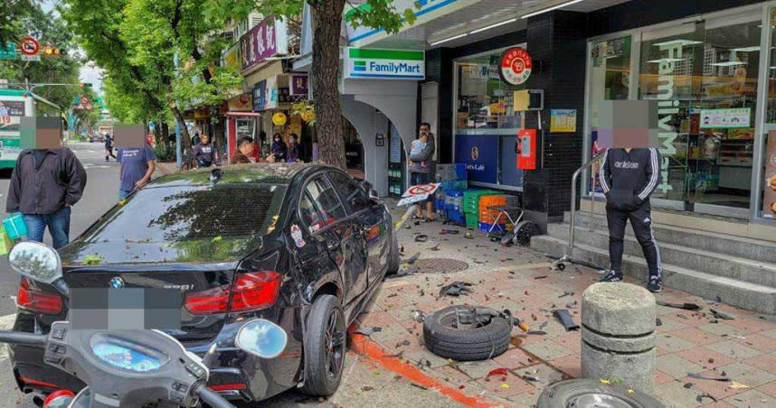 北市松山區三民路與富錦街口，25日上午11時許，發生一起BMW因煞車不及，撞上鳴笛經過的救護車交通事故。（圖／翻攝網路）