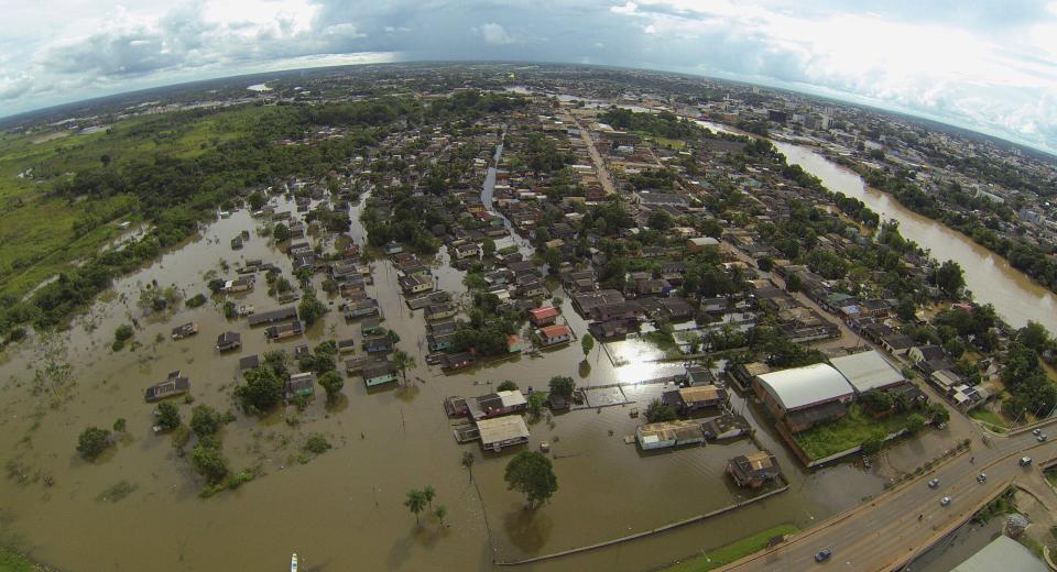 An aerial view of a neighbourhood flooded by the Acre river which continues to rise from weeks of heavy rainfall in the region including northern Bolivia and eastern Peru, in Rio Branco, Acre state March 13, 2014. REUTERS/Odair Leal (BRAZIL - Tags: ENVIRONMENT DISASTER)