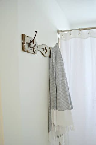 <p><a href="https://www.chatfieldcourt.com/diy-rustic-towel-rack-bathroom/" data-component="link" data-source="inlineLink" data-type="externalLink" data-ordinal="1">Chatfield Court</a></p>