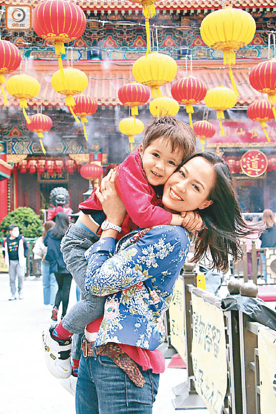 貝安琪帶囝囝到黃大仙祠，囝囝好動活潑。