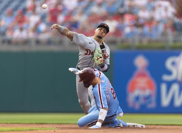 Javier Baez hits reviewed walk-off single in Tigers debut