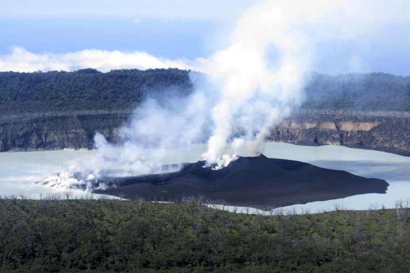 <cite>萬那杜安巴島上的莫納洛火山。（資料照，美聯社）</cite>