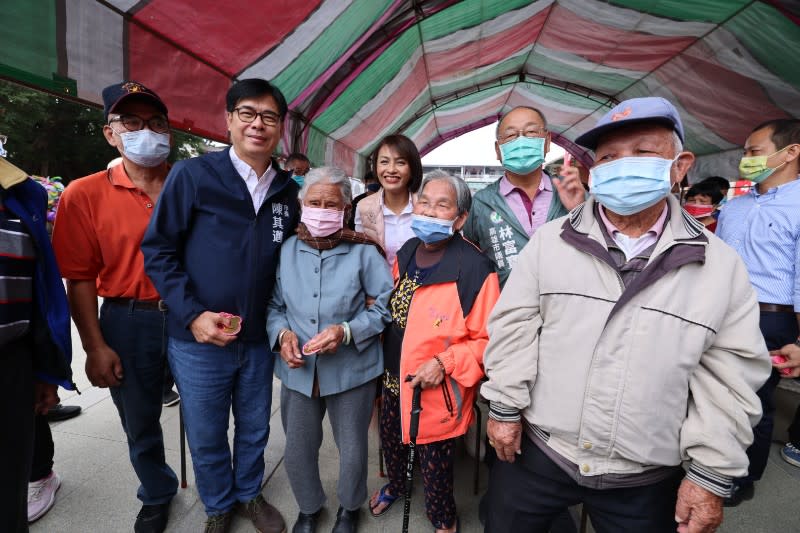 東九區參香親發紅包　陳其邁祝福百歲人瑞