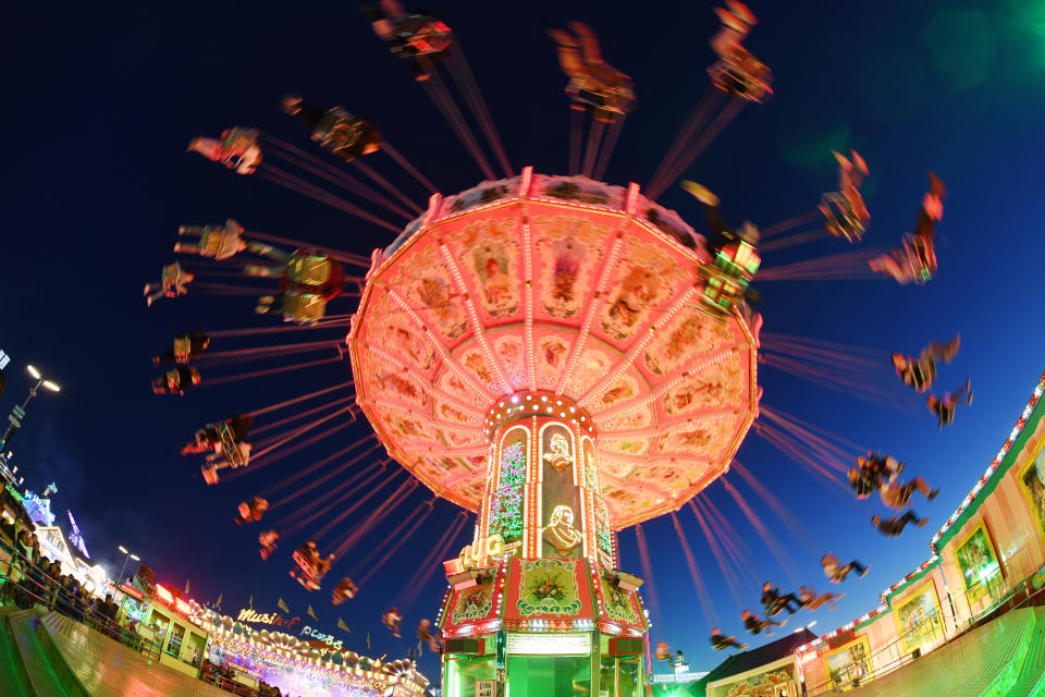 Besucher fahren auf dem Oktoberfest abends mit einem Kettenkarussell. (Foto: Tobias Hase/dpa)