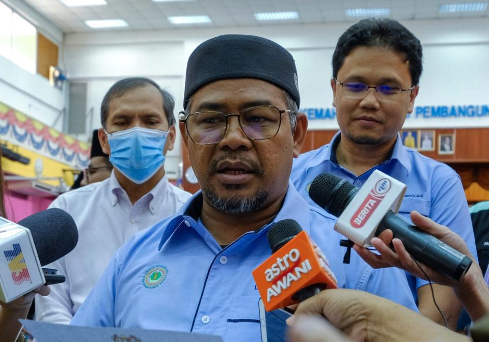 Minister Datuk Khairuddin Aman Razali speaks to reporters in Seri Iskandar September 4, 2020. — Bernama pic