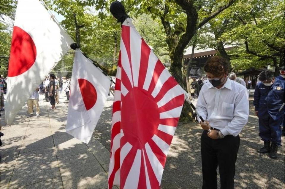 Nacionalistas en Japón conmemorando a los caídos en la guerra en el santuario de Yasukuni