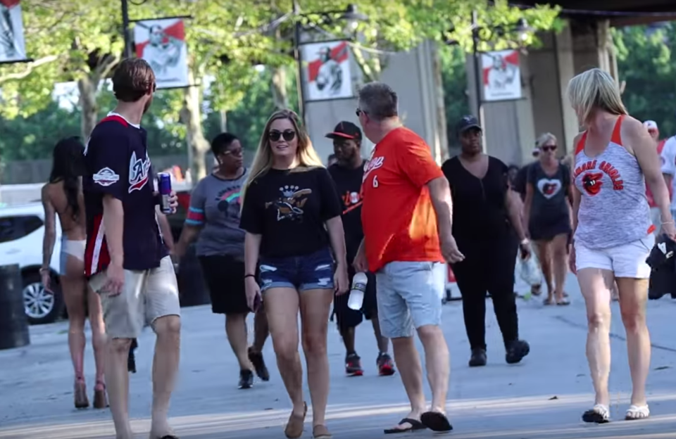 People in the street couldn’t help but stare at the half naked model. Source: YouTube/JenTheBodyPainter