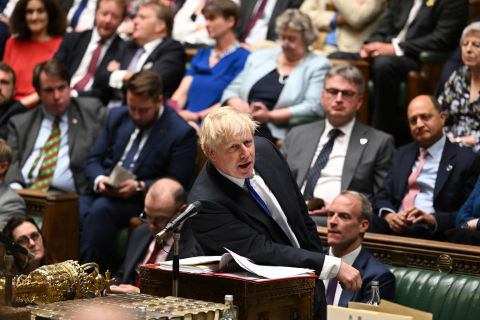 Boris Johnson responde preguntas en la Cámara de los Comunes el 6 de julio del 2022 en Londres. Al día siguiente ofreció su renuncia, acosado por una serie de escándalos y luego de que su Partido Conservador le diese la espalda. (Jessica Taylor/UK Parliament via AP)