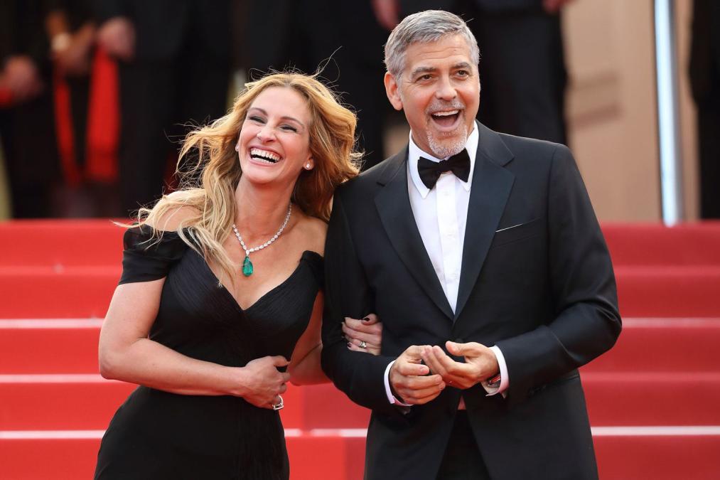 Julia Roberts Is 'Proud' of Pulling Off Beer-Pong Scene with George ...