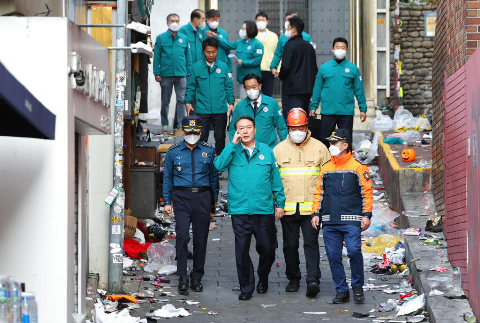 2022年10月30日，南韓總統尹錫悅到梨泰院事故的現場視察。（美聯社）