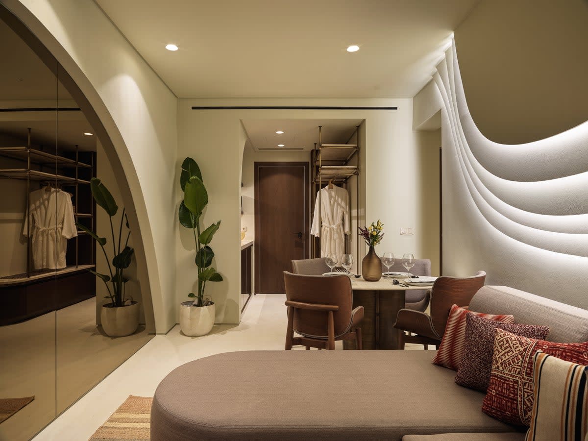 An executive suite featuring the hotel’s trademark curves (Brown Hotels)