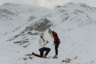 <p>Cette demande en mariage a eu lieu en pleine montagne. La jeune fiancée témoigne : « Nous étions au milieu de nulle part. C’était comme si nous étions dans un paysage d’hiver tout droit sorti d’un conte de fées. ».<br>Crédit photo : D.R. </p>