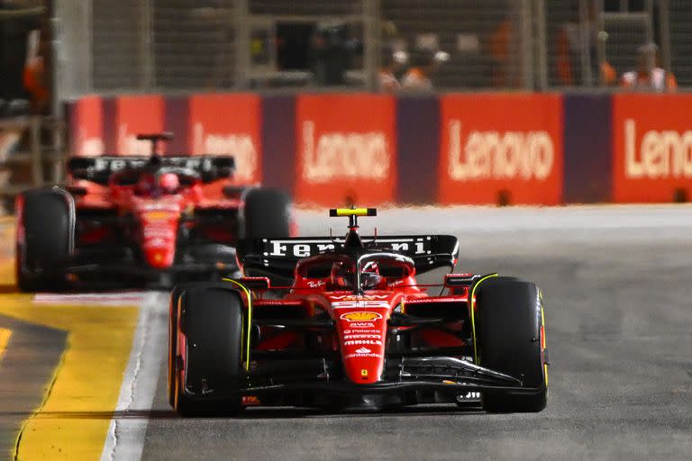 Carlos Sainz se mantiene primero y detrás aparece Charles Leclerc para el 1-2 de Ferrari en Singapur