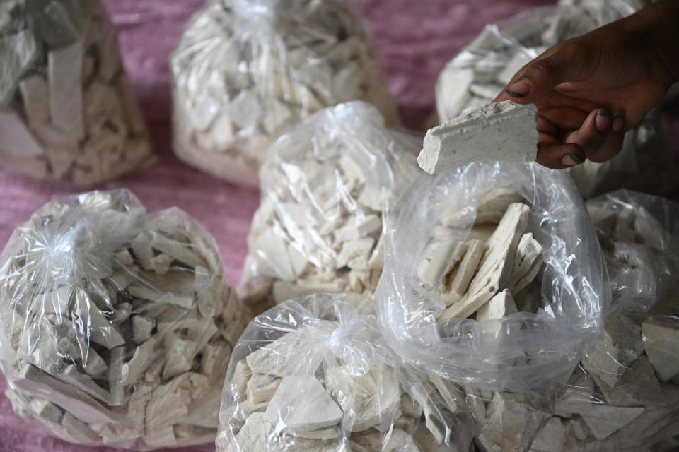 Bolsas con pasta de coca, un extracto crudo de la hoja de coca, en una fotografía en un laboratorio en el Cañón de Micay, una zona montañosa y bastión del Estado Mayor Central (EMC) en el departamento de Cauca, suroeste de Colombia, el 25 de marzo de 2024. (Foto: RAUL ARBOLEDA/AFP via Getty Images)