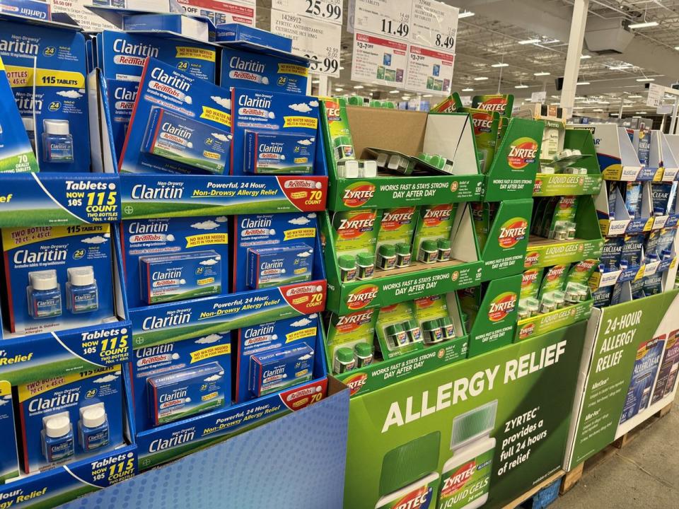 花粉季各類抗過敏藥擺滿了超市貨架。(記者徐蓓蓓╱攝影)
