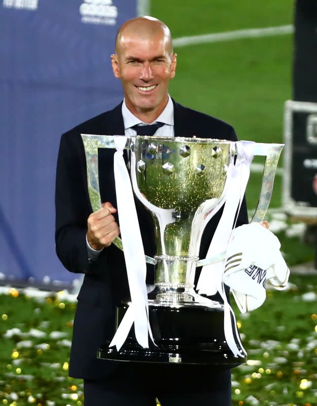 Foto del jueves del DT del Real Madrid, Zinedine Zidane, celebrando con el trofeo tras la obtención de la liga española de fútbol