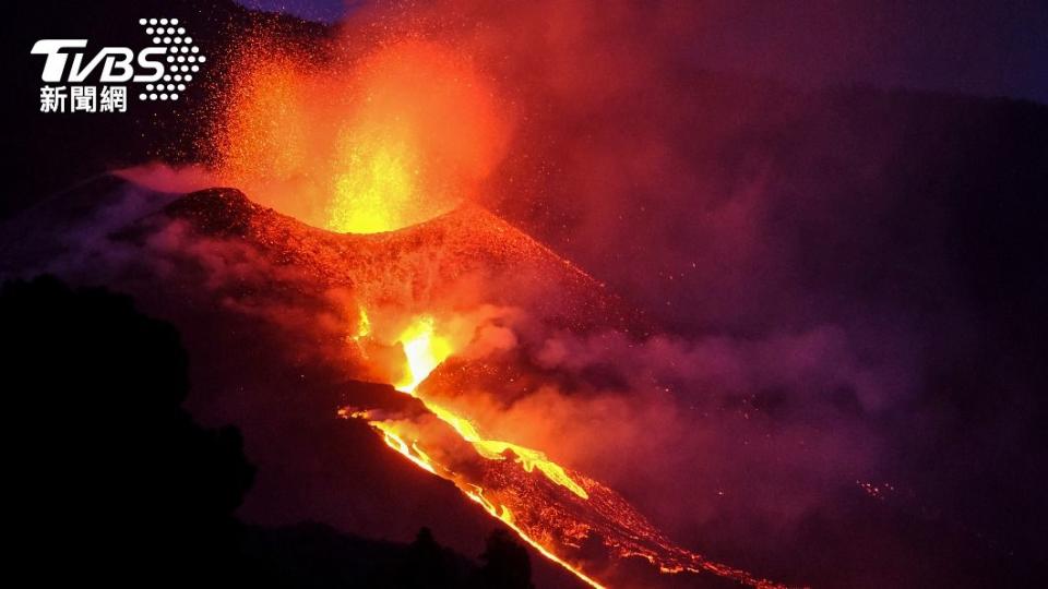拉帕爾馬島火山不斷噴發，期間還伴隨數十次地震。（圖／達志影像美聯社）