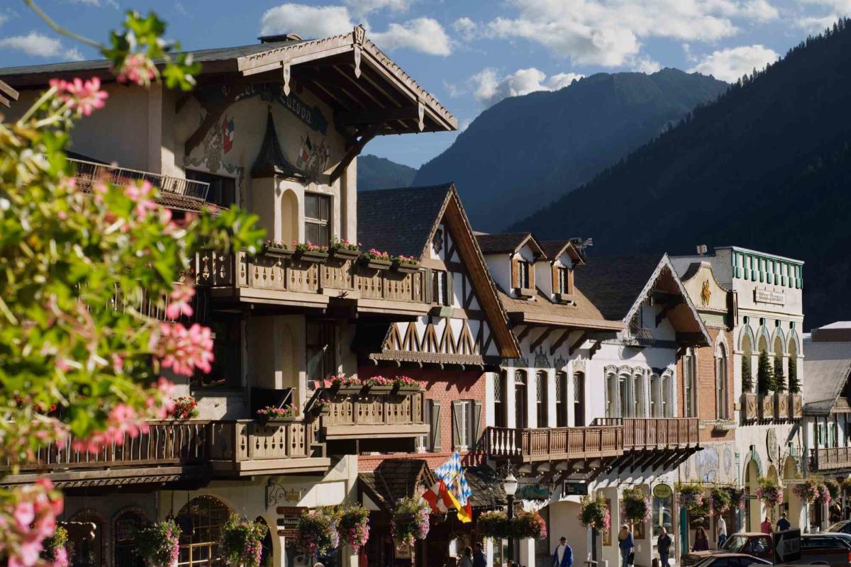 Mountain towns. European Village Батуми. Leavenworth Washington. Ливенворт город. U.S. Town.