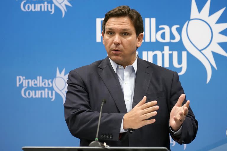 El gobernador de Florida Ron DeSantis en una conferencia de prensa en el Centro de Operaciones de Emergencia del condado de Pinellas, el lunes 26 de septiembre de 2022, en Largo, Florida. (AP Foto/Chris O'Meara)