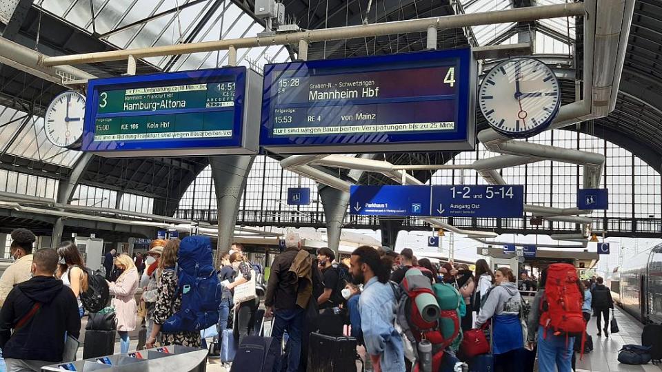 Auf vielen Bahnhöfen herrschte am Pfingstwochenende reichlich Betrieb. (Bild: Euronews)