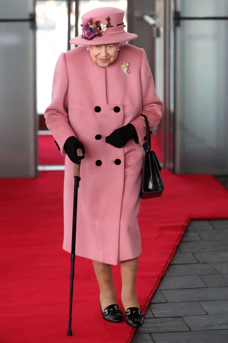 La reina, al llegar a un evento con bastón. (Photo by Geoff Caddick / AFP)