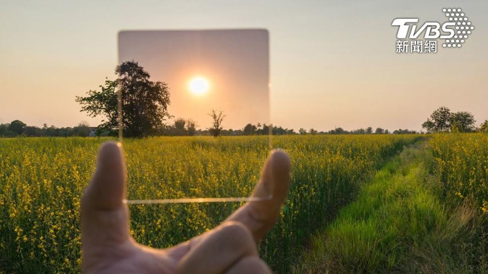 偏光膜過濾光源，傳遞出正確色彩。（示意圖／shutterstock達志影像）