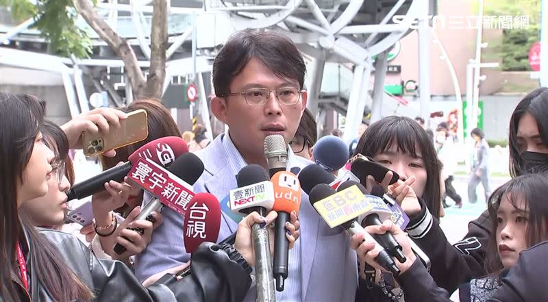 黃國昌接受媒體聯訪。