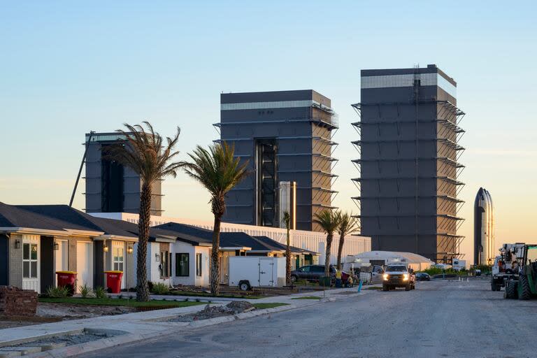 Tres bahías en las instalaciones de producción de SpaceX detrás de una hilera de casas nuevas en Boca Chica, Texas, 22 de marzo de 2024.