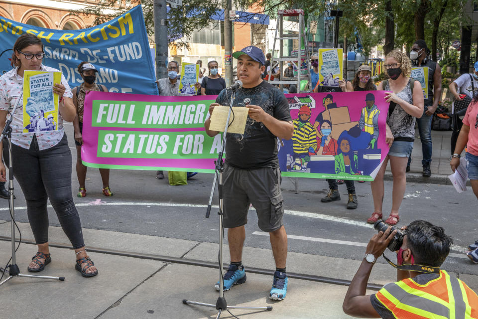 Luis Gabriel Flores Flores, que trabajaba para Scotlynn en Simcoe, habla en una manifestación organizada por Migrant Workers Alliance for Change en Toronto, Canadá, el 23 de agosto de 2020. (Brett Gundlock/The New York Times)