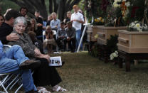 El funeral de Dawna Ray Langford, 43, y sus hijos Trevor, 11, y Rogan, 2. este jueves 7 de noviembre. (AP Photo/Marco Ugarte)