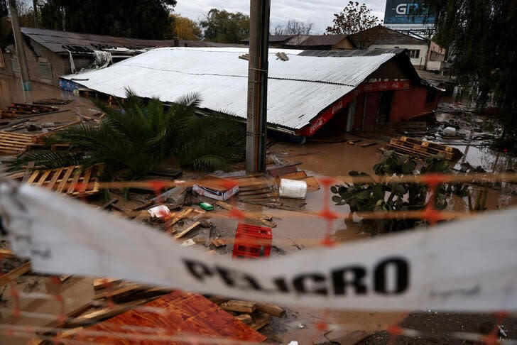 Foto del viernes de una casa inundada por las fuertes lluvias en Santiago