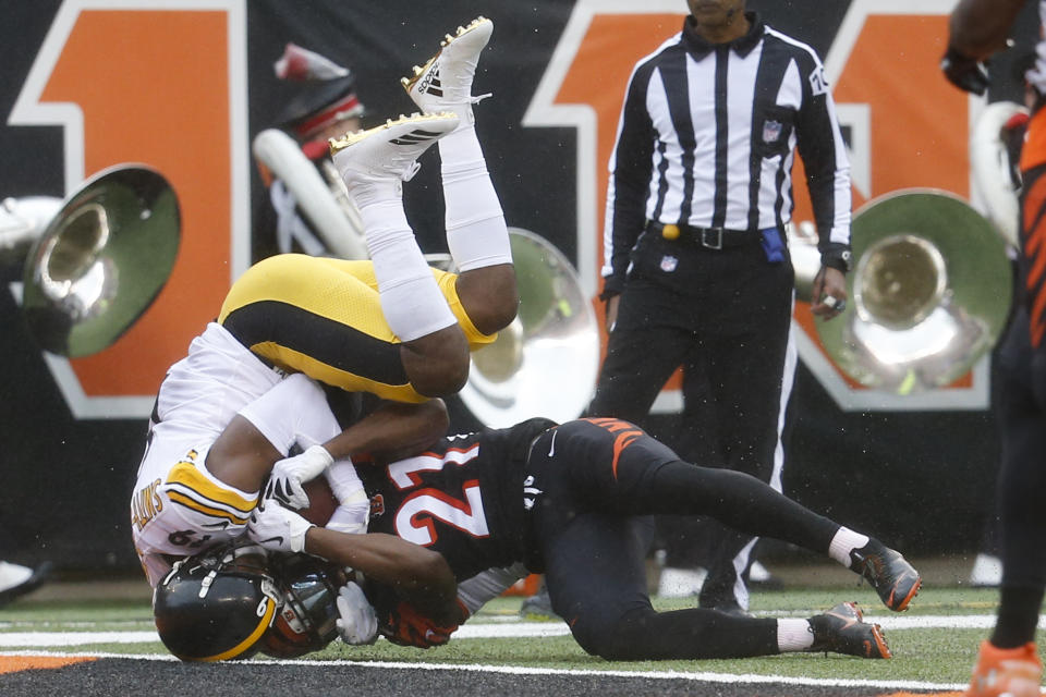 Pittsburgh Steelers wide receiver JuJu Smith-Schuster (19) catches a pass against Cincinnati Bengals defensive back Darqueze Dennard (21) in the first half of an NFL football game, Sunday, Oct. 14, 2018, in Cincinnati. (AP Photo/Frank Victores)