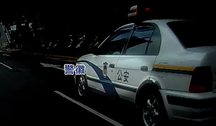 基隆路上兩輛公安警車，不僅車身有「警徽」還寫著「公安」兩字，車牌上還是「京」字開頭「警」字結尾。（圖／東森新聞）