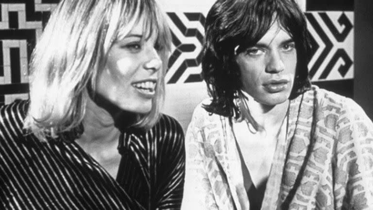 Anita Pallemberg junto a Mick Jagger, en la filmación de la película Performance (Imdb/)