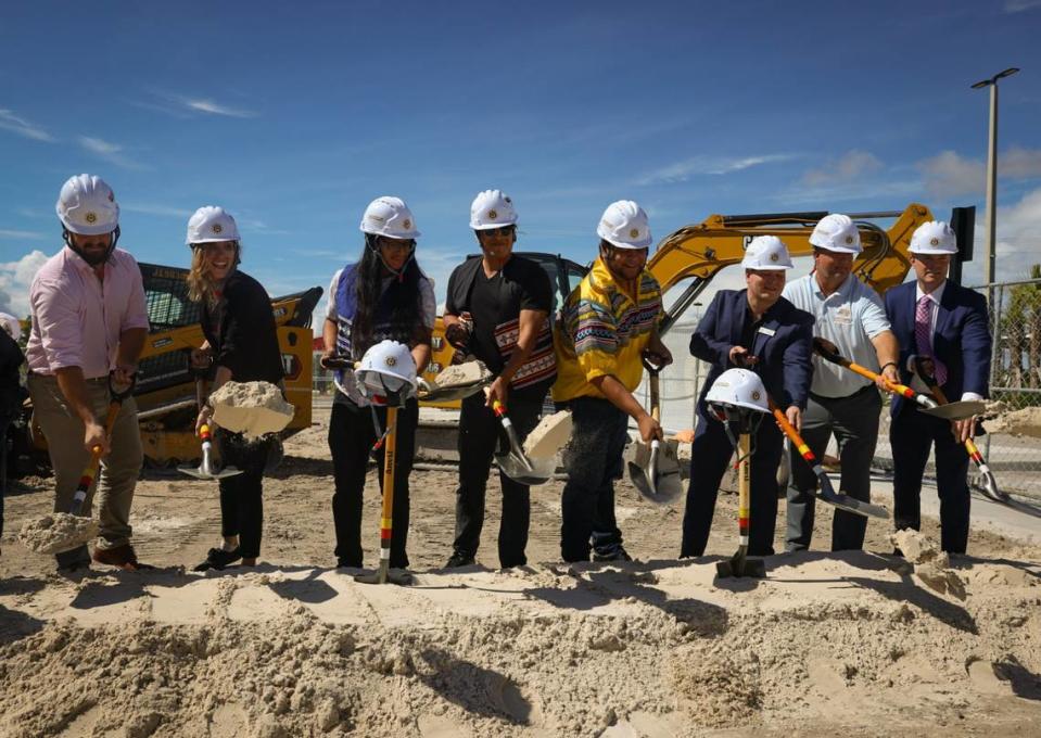 Miembros del consejo de los miccosukees posan dando una palada en un evento de medios para anunciar un próximo casino en Miccosukee Service Plaza en la I-75 y la Salida 49 en Snake Road en Ochopee que pudiera abrir en noviembre. El anuncio tuvo lugar el miércoles 16 de agosto de 2023.