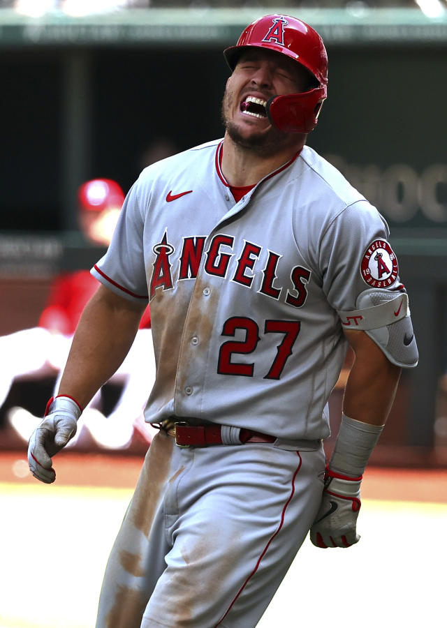 Texas Rangers and Los Angeles Angels both wearing red uniforms (Photos)