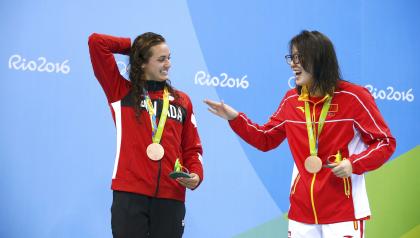 2016 Rio Olympics - Swimming  - Women&#39;s 100m Backstroke Victory Ceremony - Olympic Aquatics Stadium - Rio de Janeiro, Brazil - 08/08/2016. Kylie Masse (CAN) of Canada and Fu Yuanhui (CHN) of China (PRC) pose with their medals   REUTERS/David Gray FOR EDITORIAL USE ONLY. NOT FOR SALE FOR MARKETING OR ADVERTISING CAMPAIGNS.