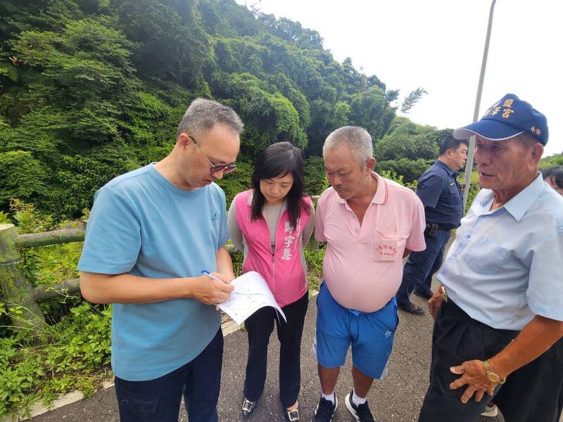 三芝山區電纜、作物屢遭竊  議員會勘 新北市三芝區八賢里山區近期屢傳電纜遭剪斷、農作 物遭竊等情況，民進黨新北市議員鄭宇恩（左2）11 日親自前往現場會勘了解。 （鄭宇恩提供） 中央社記者高華謙傳真  113年7月11日 