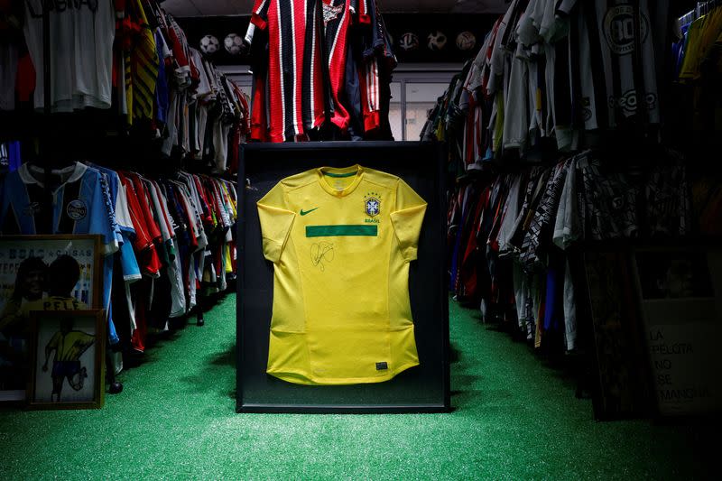 Una vista de la camiseta de Brasil que usó Neymar durante la Copa América 2011, en la colección de Cassio Brandao en una sala llena de percheros que en abril de 2024 lo convirtieron en poseedor del título Guinness World Records como propietario de la colección de camisetas de fútbol más grande del mundo, en Sao Paulo, Brasil