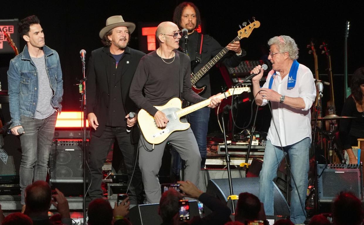 Kelly Jones, Eddie Vedder, Simon Townshend and Roger Daltrey on stage during Ovation