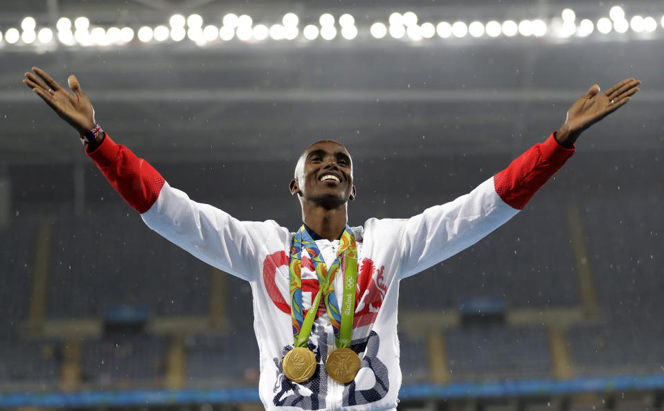 ARCHIVO - El británico Mo Farah en el podio tras ganar los 5.000 metros en los Juegos Olímpicos de Río de Janeiro, el 20 de agosto de 2016. (AP Foto/Jae C. Hong)