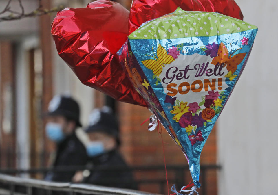 Un globo que dice "Mejórate pronto" es atado a una baranda del hospital King Edward VII en Londres el martes 23 de febrero de 2021. El Palacio de Buckingham dice que el príncipe Felipe está “cómodo” en ese hospital, donde es atendido por una infección. Está “respondiendo al tratamiento, pero no se espera que le den de alta por varios días”, indicó. (AP Foto/Frank Augstein)