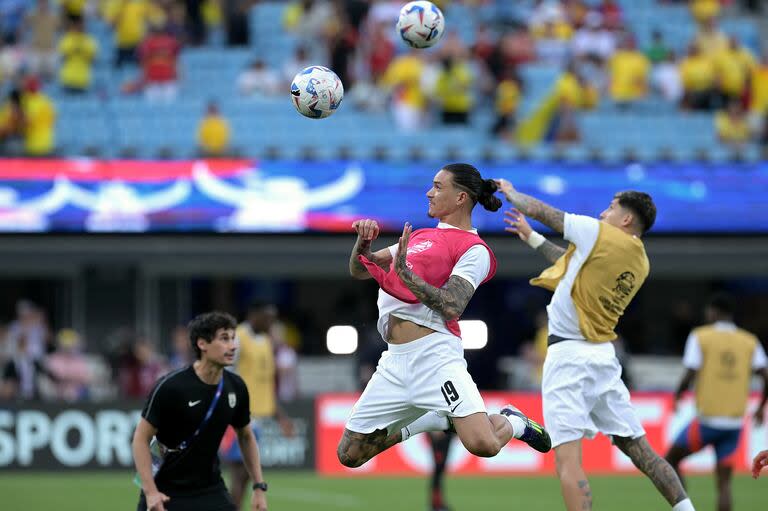 El salto para cabecear de Federico Valverde y Darwin Núñez, en el precalentamiento de Uruguay antes de enfrentar a Colombia en el Bank of America Stadium de Charlotte, en Carolina del Norte.