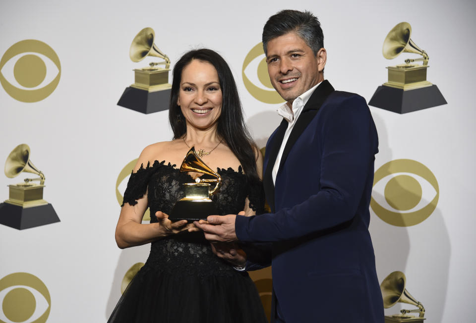 Los guitarristas mexicanos Gabriela Quintero y Rodrigo Sánchez, del dúo Rodrigo y Gabriela, posan tras ganar el Grammy al mejor álbum instrumental contemporáneo por "Mettavolution", el domingo 26 de enero del 2020 en Los Angeles. (AP Foto/Chris Pizzello)