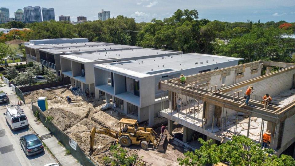 Casas adosadas de lujo futuristas se levantan a lo largo de Day Avenue en el históricamente afroamericano West Coconut Grove, en Miami, el jueves 16 de junio de 2022. La comunidad de West Grove, mayoritariamente de bajos ingresos, está desapareciendo en medio de una rápida remodelación residencial.