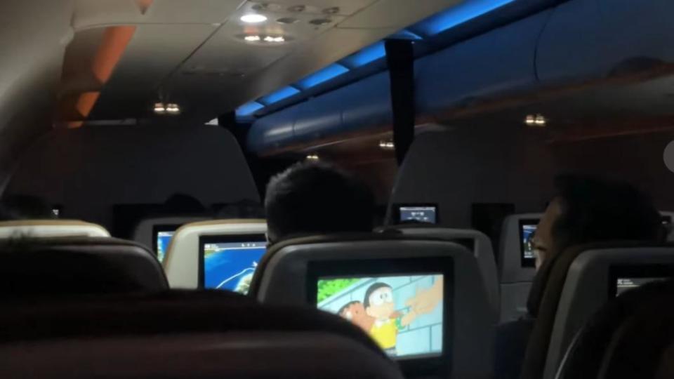 機組人員為安撫小孩，播放動畫《哆啦A夢》。（圖／陳彥名提供）