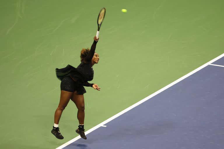 En el aire: toda la potencia de Serena acude al impacto de la bola en el saque