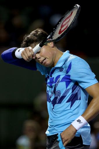 El tenista Milos Roanic se seca la frente entre dos puntos del partido contra Rafael Nadal en los cuartos de final del torneo de Miami, el 27 de marzo de 2014 (Getty/AFP | Matthew Stockman)