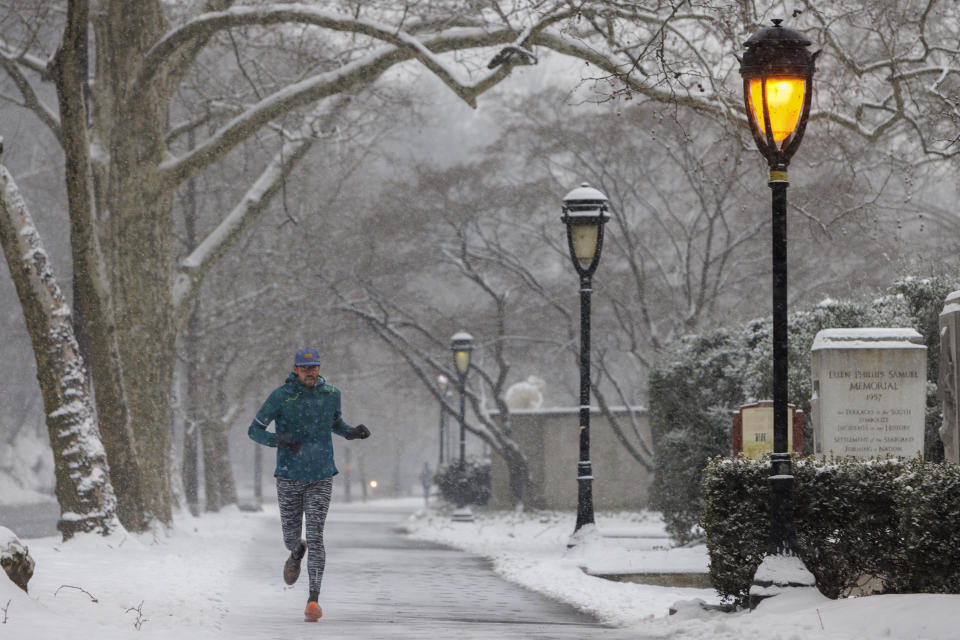 A jogger makes his way along Kelly Drive on Friday, Jan. 19, 2024 in Philadelphia. (Alejandro A. Alvarez/The Philadelphia Inquirer via AP)